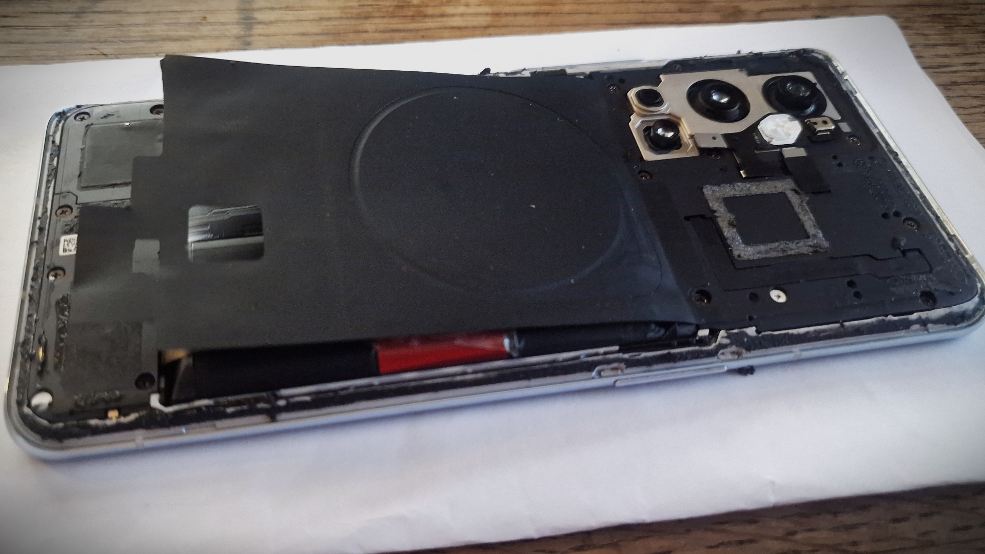Bagside af telefon til reparation.