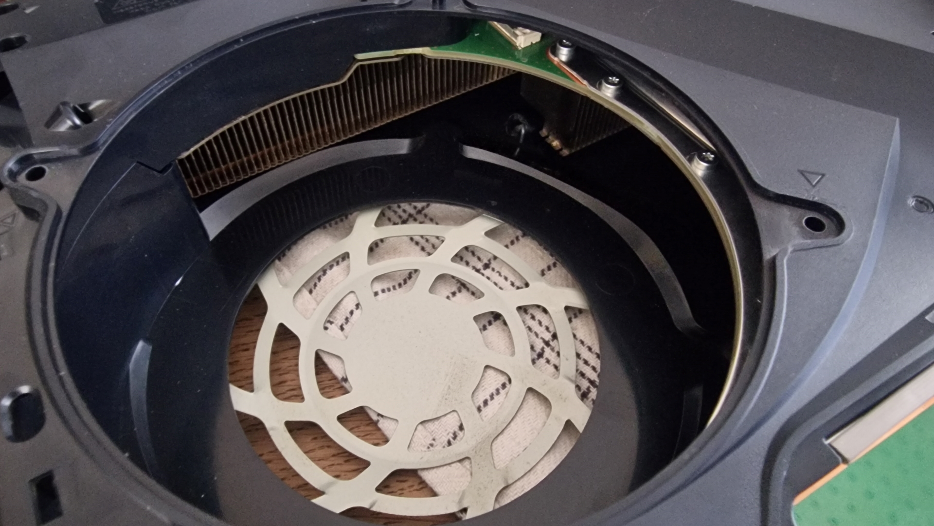 Hul til blæser efter rensning af Playstation 5 spillekonsol