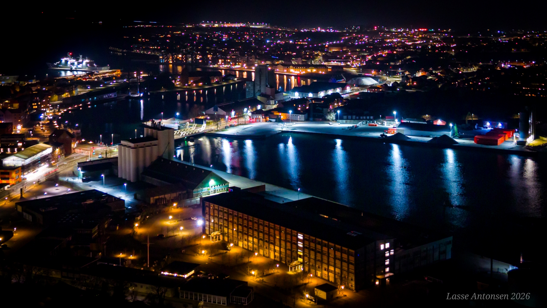 Aften dronefoto af Korsør Havn.